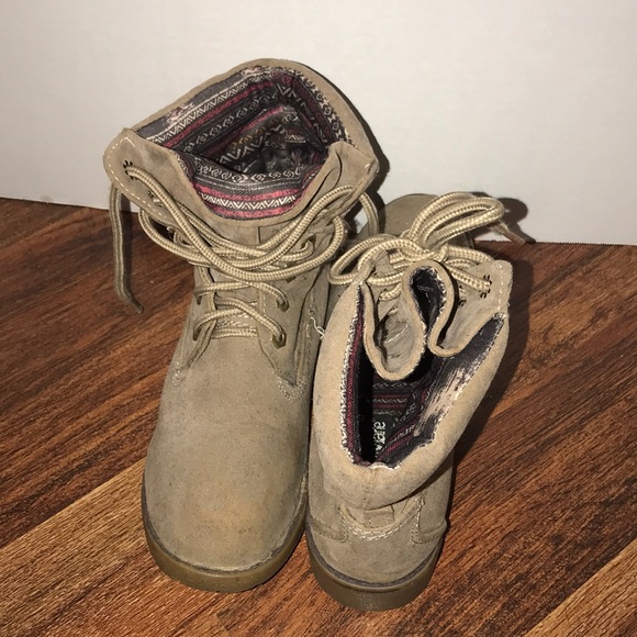 Boots - Picture 3 of 5